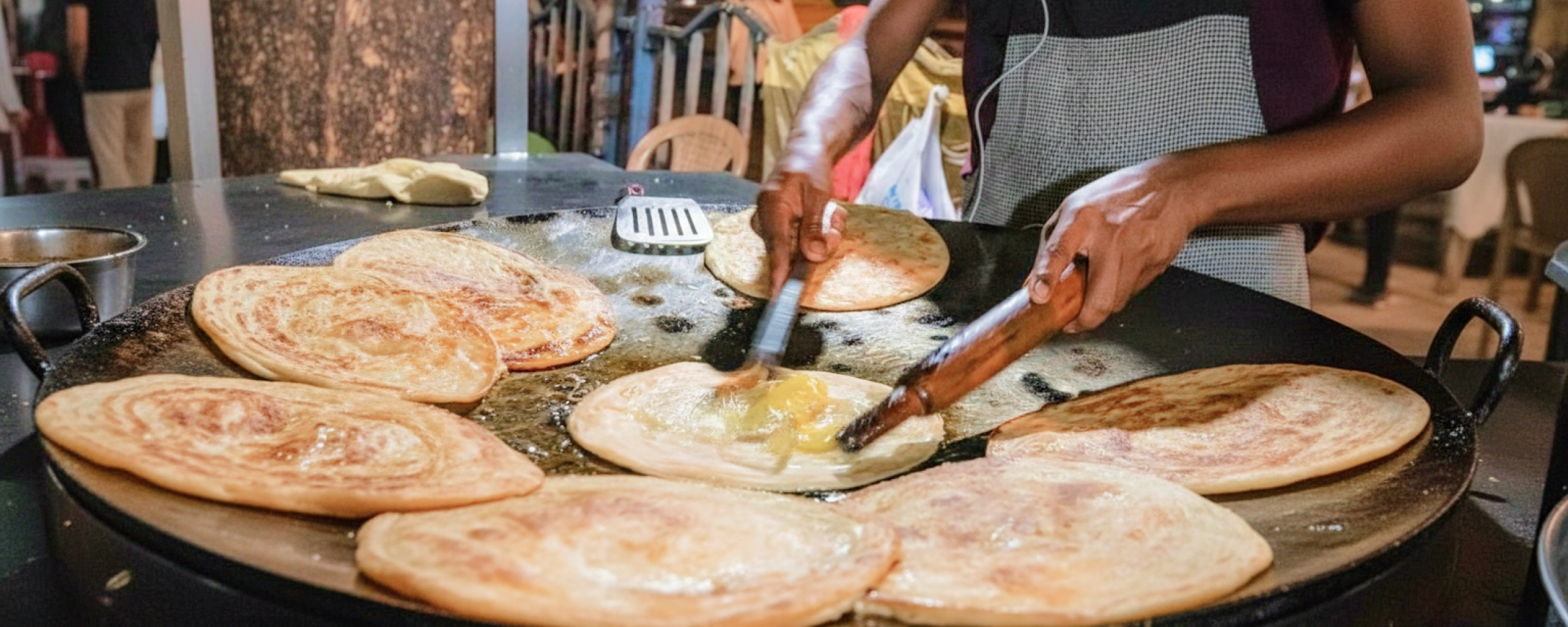 Fresh kathi rolls being cooked at a Kolkata street stall